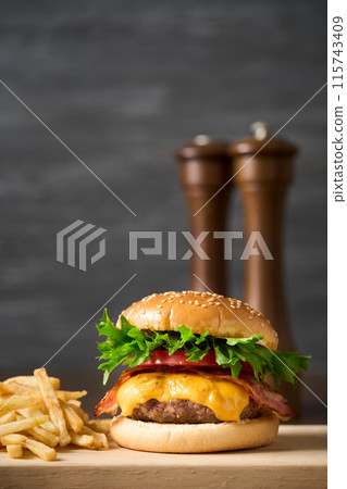 一個漢堡包 115743409