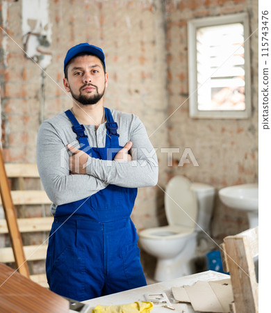 Focused foreman posing on indoor construction site 115743476