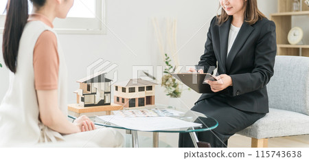 一位亞洲女性向一位女商人提供諮詢，女商人解釋並出售她的房屋、房地產、裝修和資產管理。 115743638