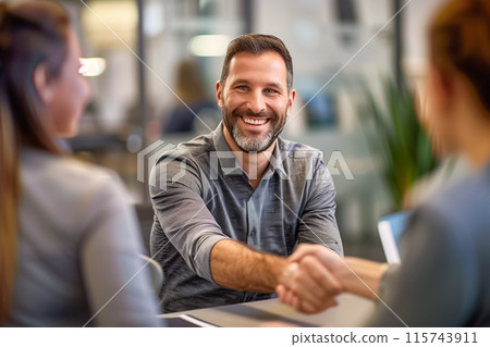 成功商人在明亮的辦公室握手的場景。	 115743911