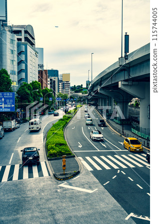 市中心交通及首都高速 目白街道 垂直 2024.06 強調暖色和冷色 115744005