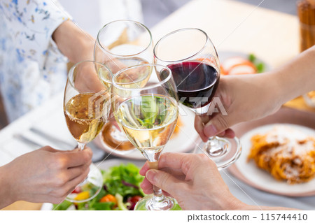 家庭聚會，手舉各種飲料敬酒（沒有臉） 115744410