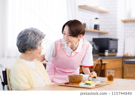 協助進餐的家訪護理員 115744840