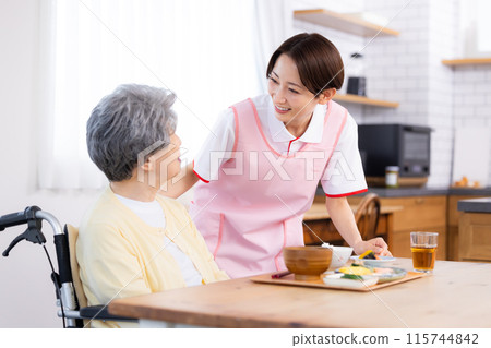 Home-visit nursing Caregiver who assists with meals 115744842