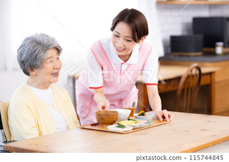 協助進餐的家訪護理員 115744845