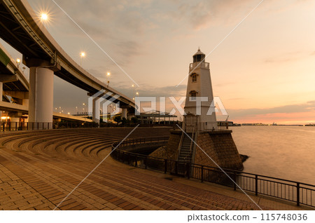 歷史遺址 舊堺燈塔與阪神高速公路 夜景 深夜 歷史遺址 舊堺燈塔與阪神高速公路 夜景 深夜 115748036