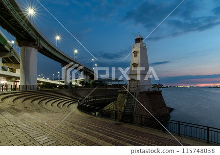 Historical site: Old Sakai Lighthouse and Hanshin Expressway, night view, early hours 115748038