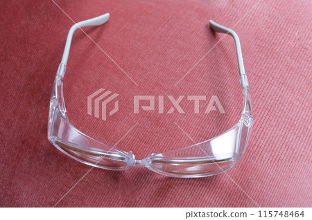 Protective eyewear after cataract surgery 115748464