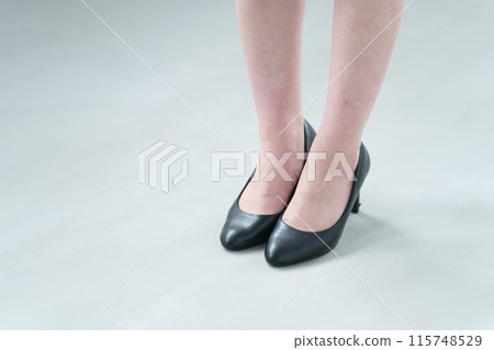 Business woman wearing pumps Business woman wearing pumps 115748529