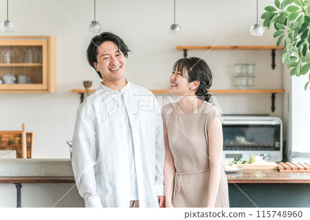 情侶、情侶、情人、伴侶在自家廚房/餐廳裡歡笑 115748960