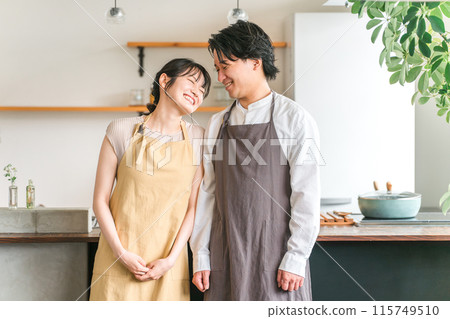 情侶、情人、穿著圍裙的伴侶在自家廚房/餐廳微笑 情侶、情人、穿著圍裙的伴侶在自家廚房/餐廳微笑 115749510