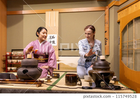 Foreign female tourists learning the tea ceremony 115749528
