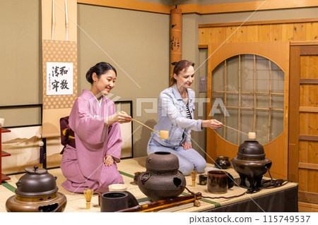 Foreign female tourists learning the tea ceremony Foreign female tourists learning the tea ceremony 115749537