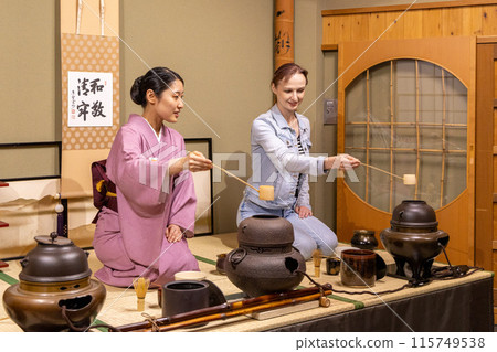 Foreign female tourists learning the tea ceremony Foreign female tourists learning the tea ceremony 115749538