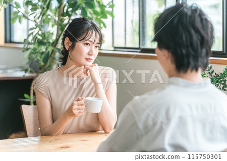 約會時打架、煩躁、生氣的女性 約會時打架、煩躁、生氣的女性 115750301