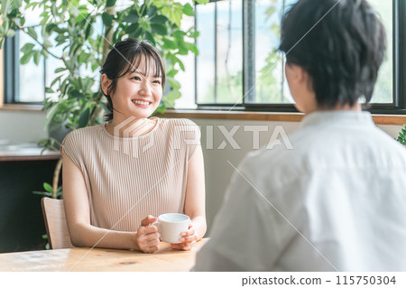 一個微笑的女人來到咖啡館/餐廳/餐廳約會 一個微笑的女人來到咖啡館/餐廳/餐廳約會 115750304