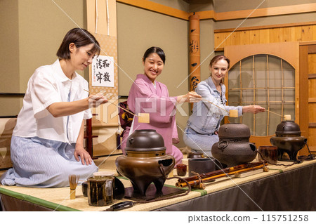 體驗茶道的外國女遊客與日本女導遊 115751258