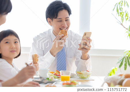 家庭形象：爸爸和家人一起吃早餐 115751772