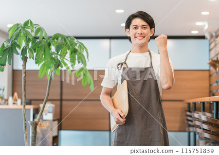 在咖啡館和餐廳工作的服務員、咖啡館職員、咖啡師和大廳工作人員(握拳) 在咖啡館和餐廳工作的服務員、咖啡館職員、咖啡師和大廳工作人員(握拳) 115751839