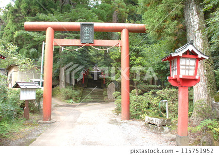 箱根宿的守護神駒形神社的鳥居(神奈川縣足柄下郡箱根町) 箱根宿的守護神駒形神社的鳥居(神奈川縣足柄下郡箱根町) 115751952