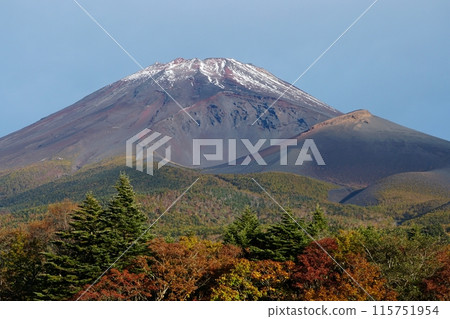 Autumn foliage of Mt. Fuji seen from Mizugazuka Park at the second station of Mt. Fuji against the backdrop of a clear blue sky Autumn foliage of Mt. Fuji seen from Mizugazuka Park at the second station of Mt. Fuji against the backdrop of a clear blue sky 115751954
