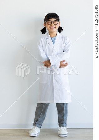 穿白大褂的女孩 115751995