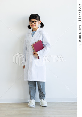 穿白大褂的女孩 115751996