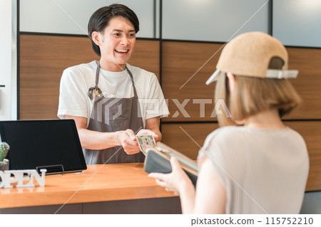 在咖啡館和餐廳從事收銀和會計工作的服務員、咖啡館職員、咖啡師和大廳工作人員。 115752210