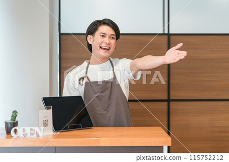 在咖啡館和餐廳從事收銀和會計工作的服務員、咖啡館職員、咖啡師和大廳工作人員。 115752212