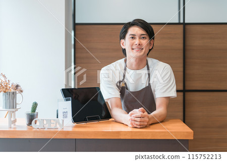 在咖啡館和餐廳從事收銀和會計工作的服務員、咖啡館職員、咖啡師和大廳工作人員。 在咖啡館和餐廳從事收銀和會計工作的服務員、咖啡館職員、咖啡師和大廳工作人員。 115752213