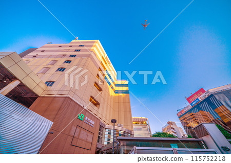 Tokyo cityscape in Japan. Airplanes passing overhead... The days are getting longer... View of Ebisu Station, etc. = 5th 5th 115752218