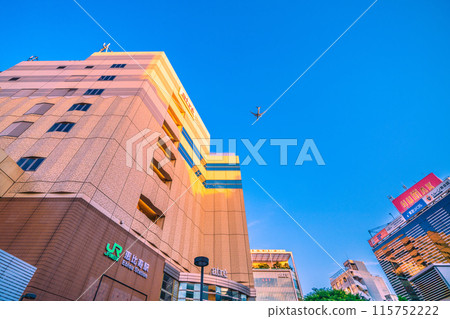 日本東京的城市景觀 飛機飛過天空...白天越來越長...惠比壽站等的景色= 5日5日 115752222