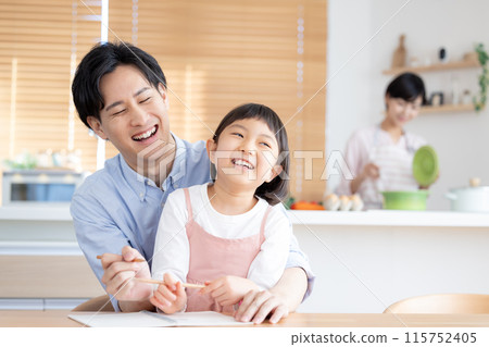 Family image: A girl drawing with her father 115752405