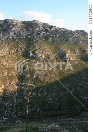 窯洞的窗框天空 115752963