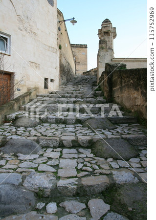 窯洞的窗框天空 115752969