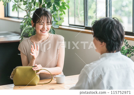 一個微笑的女人來到咖啡館/餐廳/餐廳約會 115752971