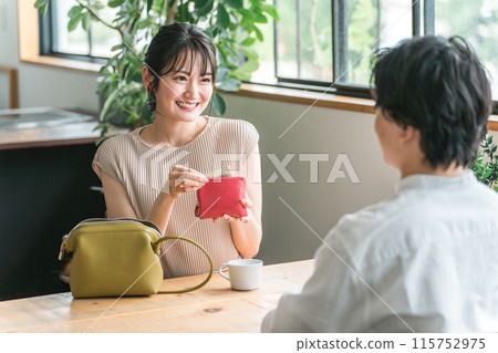 約會時來到咖啡館/餐廳/餐廳的微笑女士（千日元鈔票，分攤鈔票） 115752975