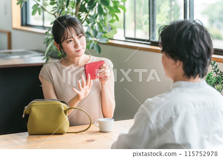 去咖啡館/餐廳/餐廳約會的男女情侶（千日圓鈔票/分攤鈔票） 115752978