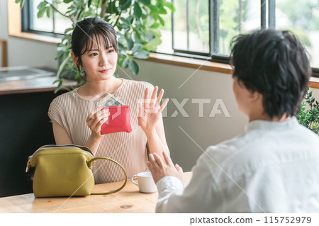 去咖啡館/餐廳/餐廳約會的男女情侶（千日圓鈔票/分攤鈔票） 115752979