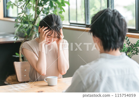 一個女人在約會時在咖啡館/餐廳/餐廳感到震驚並哭泣(悲傷/婚姻鬥爭) 一個女人在約會時在咖啡館/餐廳/餐廳感到震驚並哭泣(悲傷/婚姻鬥爭) 115754059