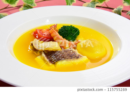 Western cuisine: Seafood bouillabaisse with shrimp, sea bream and scallops 115755289