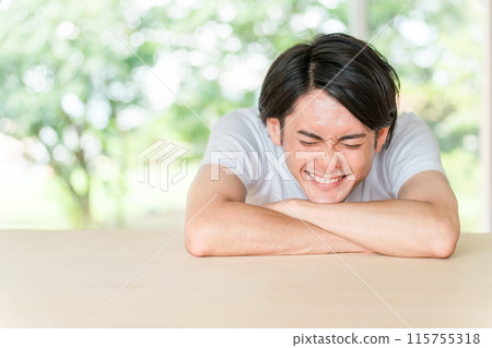 身穿鮮綠色背景白色 T 恤的亞洲年輕男子 身穿鮮綠色背景白色 T 恤的亞洲年輕男子 115755318