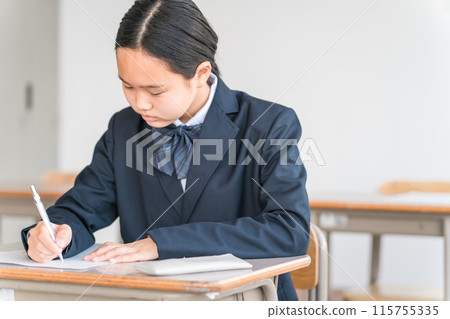 Female junior high and high school students in blazers and uniforms studying at school (serious) 115755335