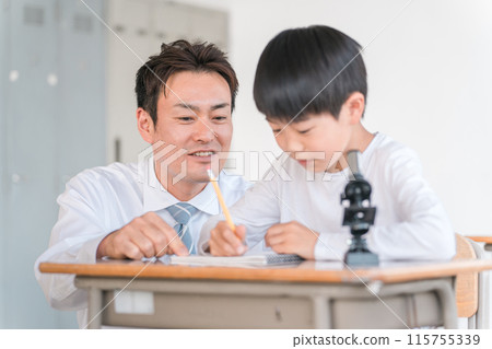 在學校課堂上進行實驗、觀察、研究和學習科學的小學男孩和老師/老師(顯微鏡) 在學校課堂上進行實驗、觀察、研究和學習科學的小學男孩和老師/老師(顯微鏡) 115755339