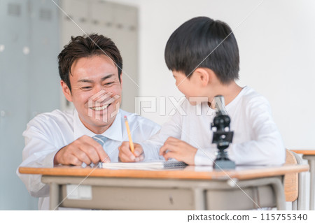在學校課堂上進行實驗、觀察、研究和學習科學的小學男孩和老師/老師(顯微鏡) 在學校課堂上進行實驗、觀察、研究和學習科學的小學男孩和老師/老師(顯微鏡) 115755340