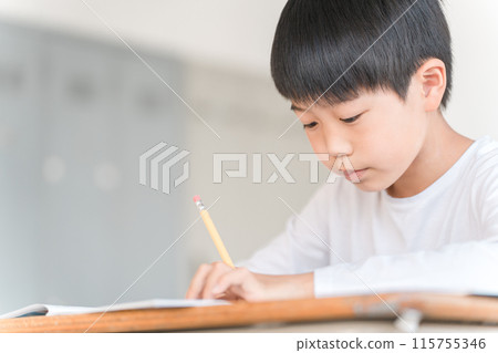 一名小學低年級男孩在學校/補習班的教室裡上課 115755346