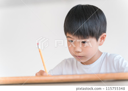 一名小學低年級男孩在學校/補習班的教室裡上課 115755348