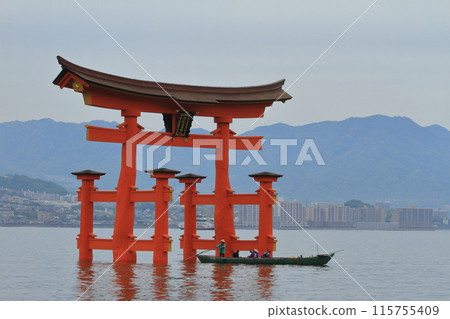 載著遊客穿過嚴島神社大鳥居的小船 載著遊客穿過嚴島神社大鳥居的小船 115755409