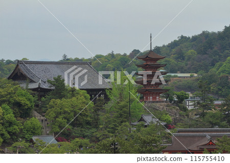 Scenery of Miyajima in Aki, with Toyokuni Shrine and the five-story pagoda Scenery of Miyajima in Aki, with Toyokuni Shrine and the five-story pagoda 115755410