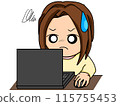 一個女人盯著電腦 115755453
